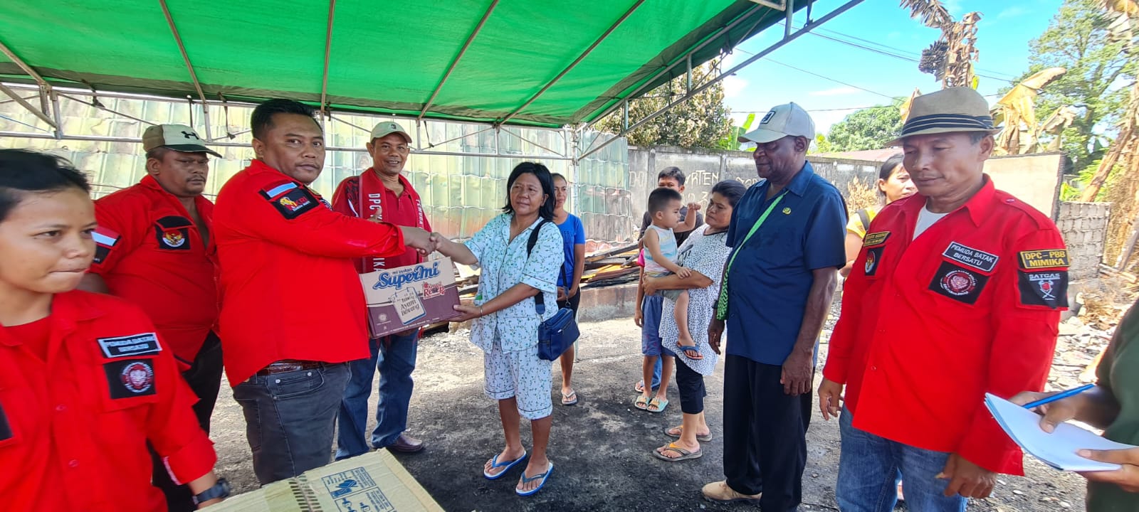 Ketua DPC PBB Mimika, Toris Timotius Tarigan, ST menyerahkan bantuan sembako kepada perwakilan korban kebakaran di Nawaripi, Timika, Kamis (24/11/2022). Foto: Istimewa